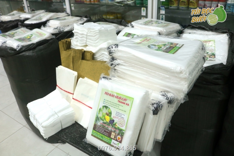 Túi giấy sáp được bày bán với các loại túi khác trong nhiều cửa hàng