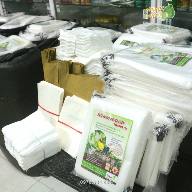 Ngoài túi giấy sáp công ty còn phân phối nhiều loại túi có chất liệu khác