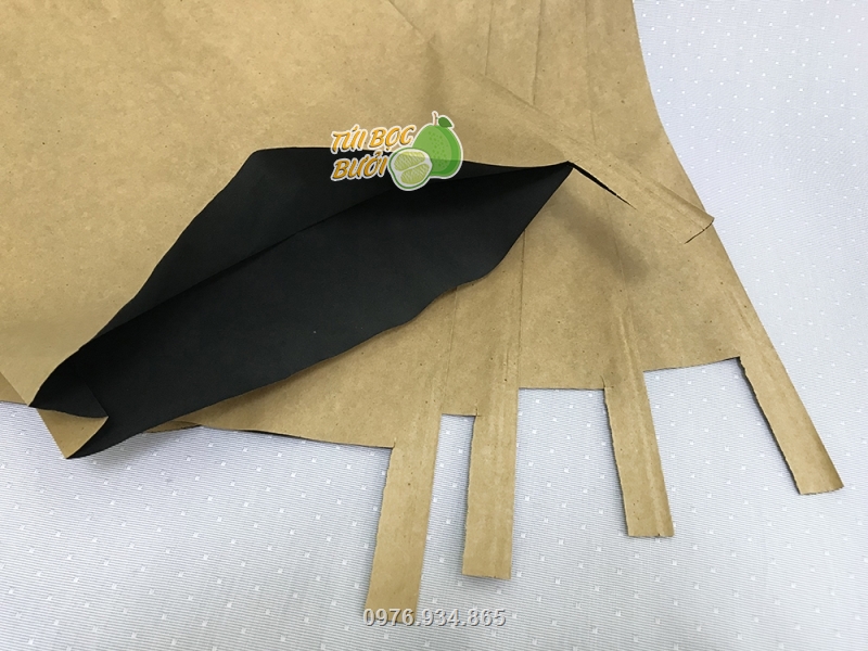 Túi bao trái được làm từ chất liệu giấy vàng 2 lớp được làm bằng nilon và bột giấy