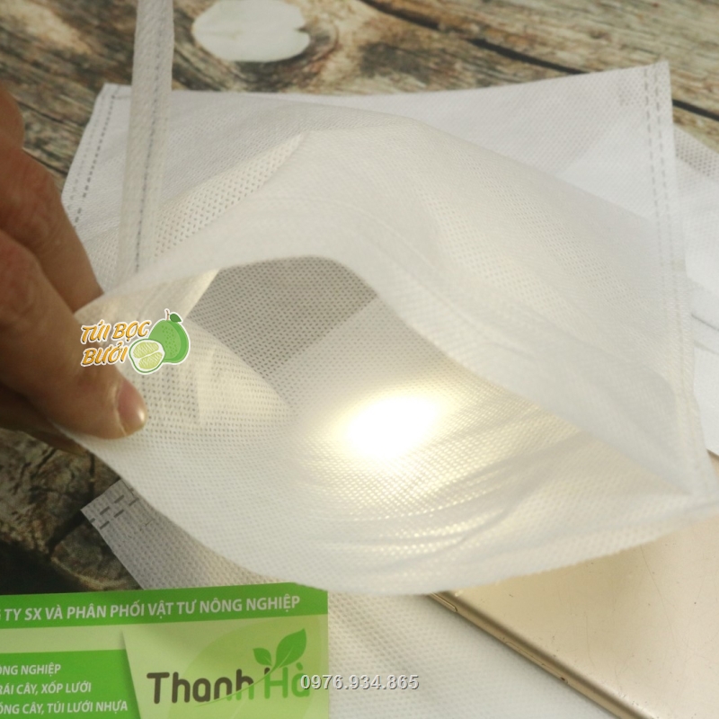 Chất liệu vải không dệt màu trắng túi giúp trái có thể hấp thụ ánh sáng